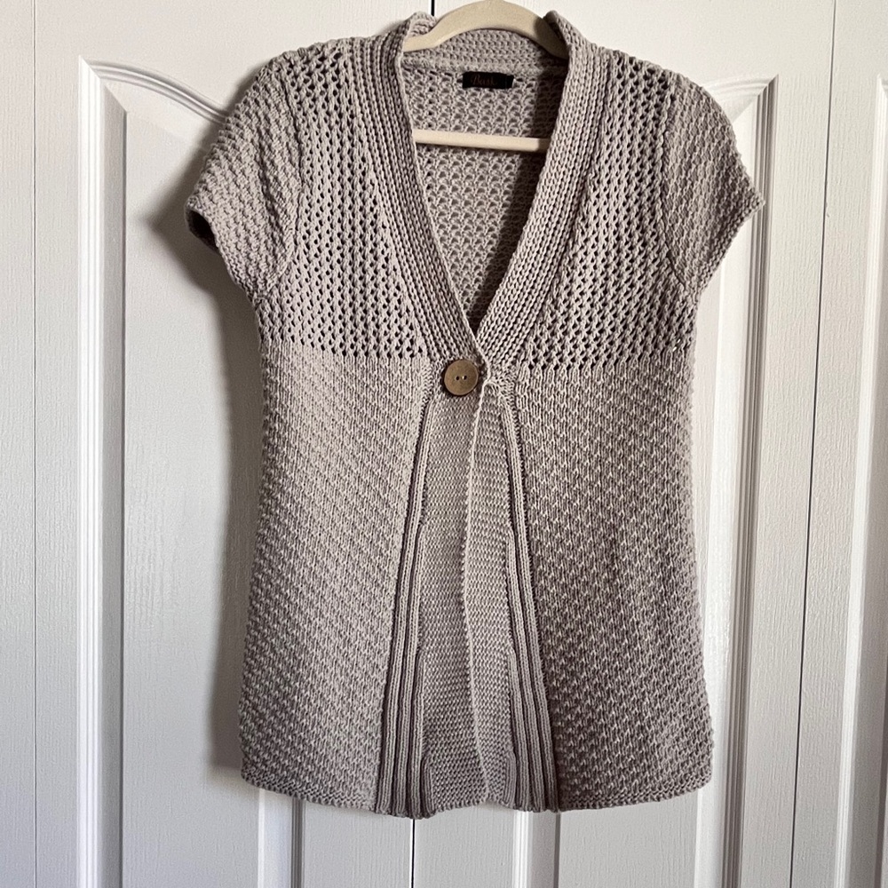 EUC Bask short sleeve gray beige sweater M